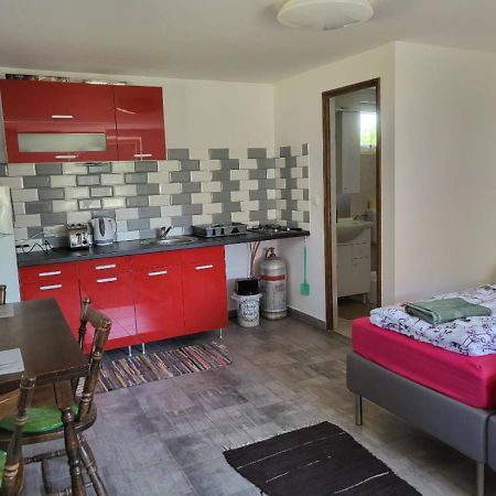 Апартаменти Forras Vendeghaz Тата Екстер'єр фото