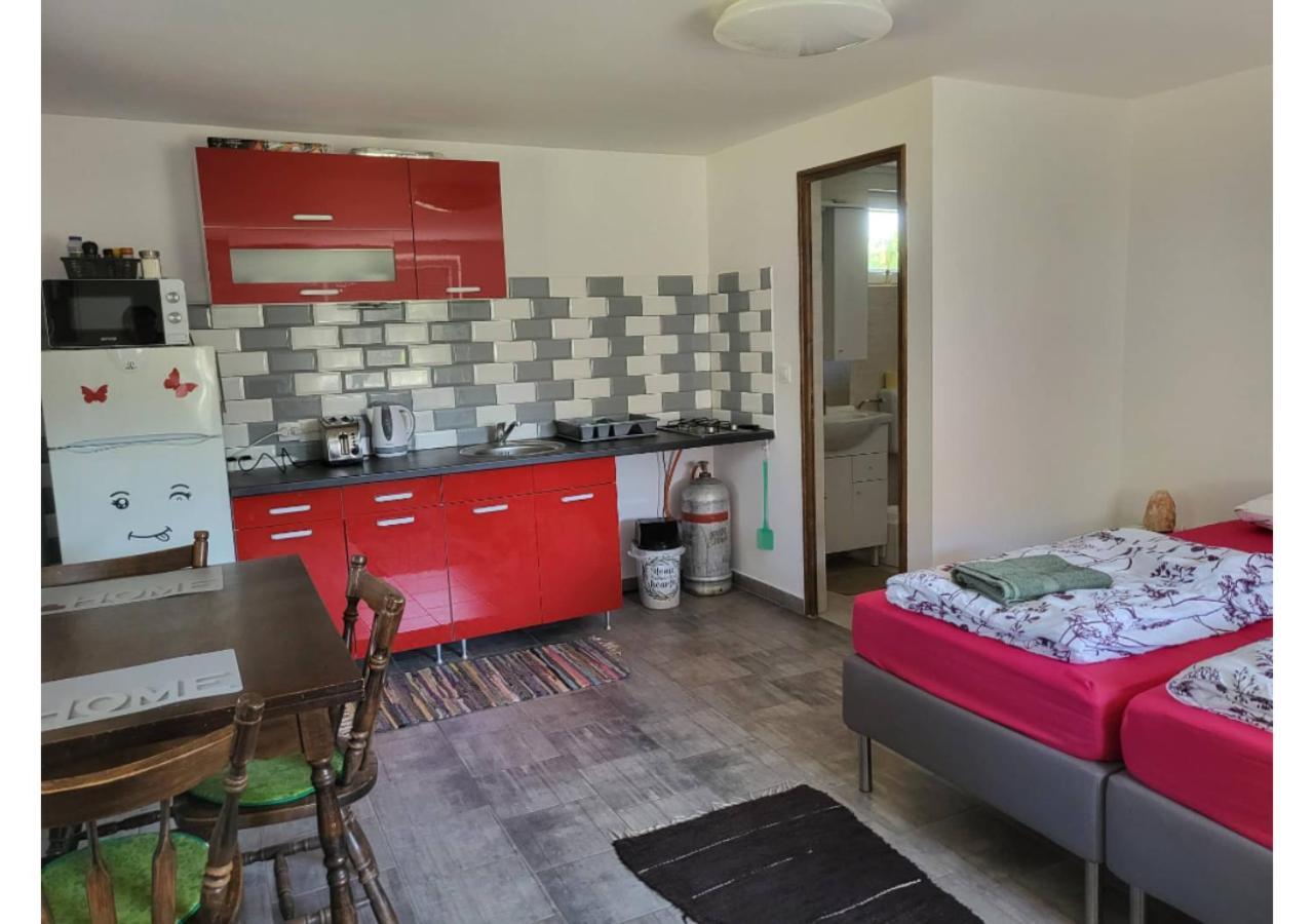 Апартаменти Forras Vendeghaz Тата Екстер'єр фото